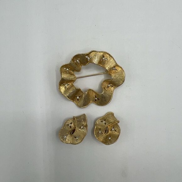 Gold Plated Ribbon Lapel Pin Brooch and Clip-On Earrings Set Vintage Jewelry - Picture 1 of 8